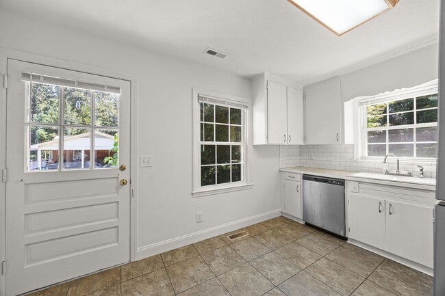 Building Photo - 3 Bed 2 Bath Just Outside Downtown Lilling...