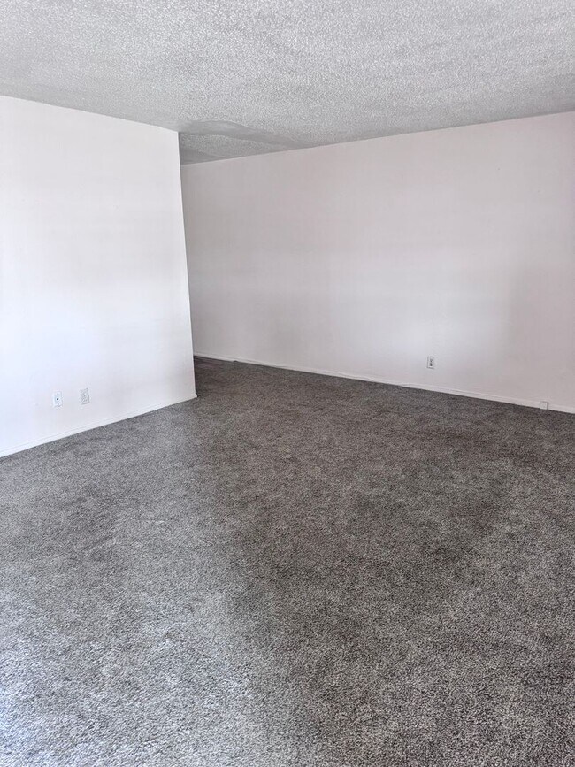 Building Photo - 2 Bedroom 1 Bath Duplex