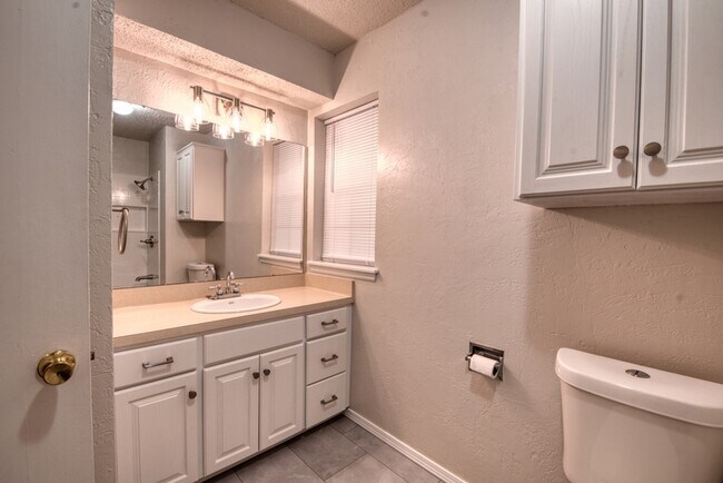 Building Photo - 301 Ellison St