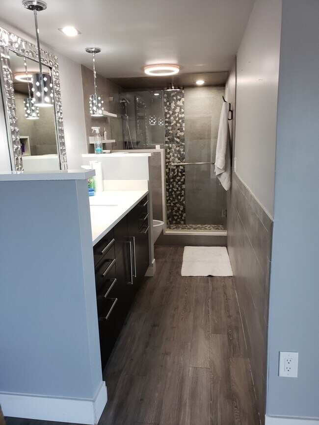 Building Photo - 825 Center St