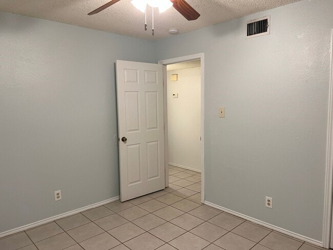 Building Photo - 306 Sun Flower Dr