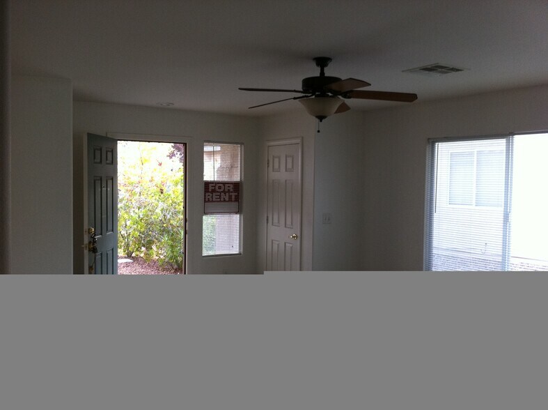 Building Photo - 833 Bernini St