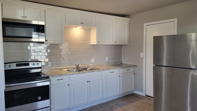 Building Photo - SLATON CHARMER! Totally Remodeled!! Availa...