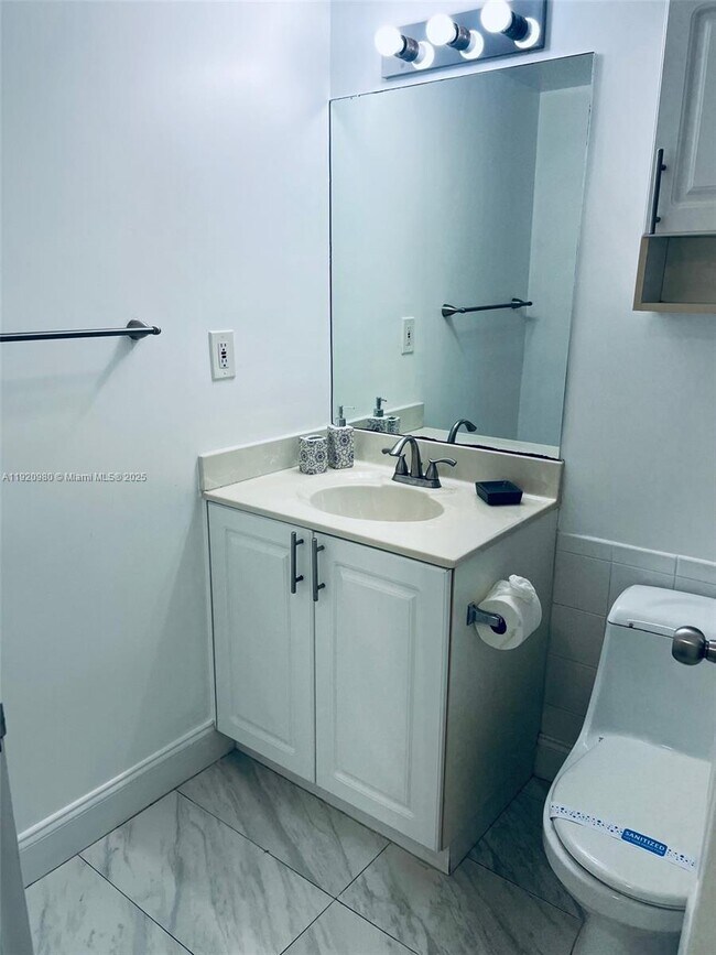 Building Photo - 2501 S Ocean Dr