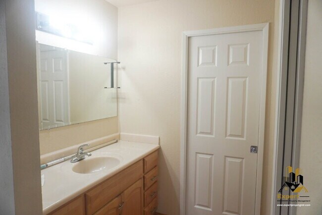 Building Photo - 5333 Primrose Dr