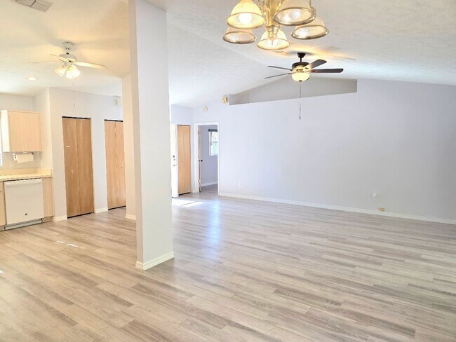 Building Photo - 3 bedroom, 2 bath, 2 car garage on a large lot!