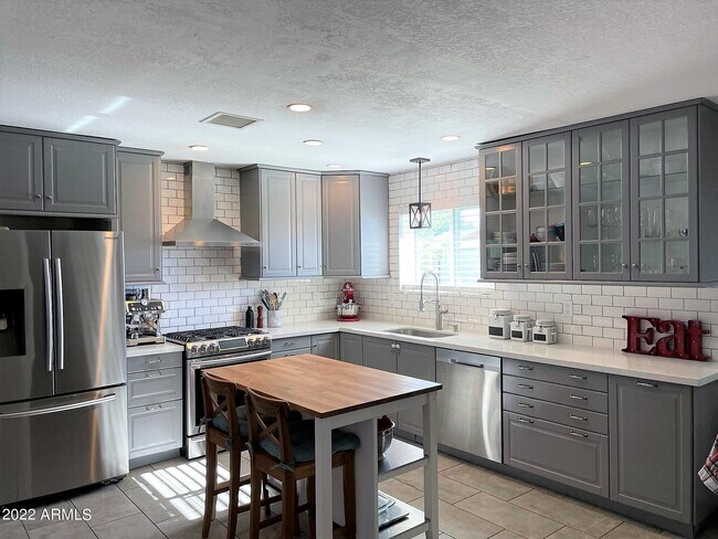 Building Photo - 3909 E Shaw Butte Dr
