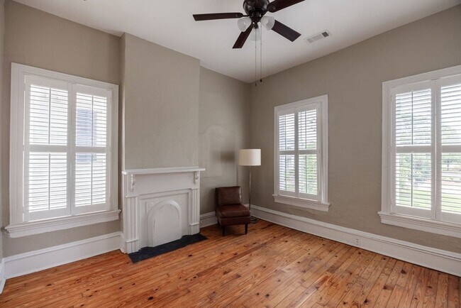 Building Photo - Downtown home walking distance to Mercer L...