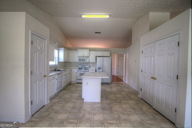 Building Photo - 3230 Kylay Ct NE