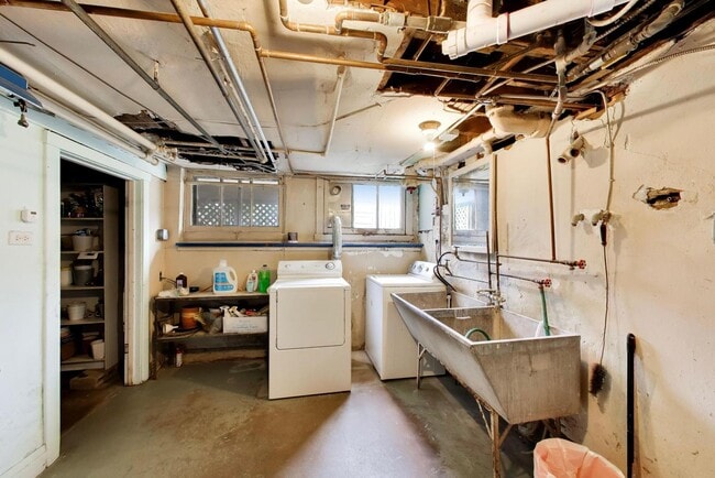 Building Photo - 2611 Eastwood Ave