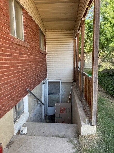 Building Photo - 498 Fern Dr