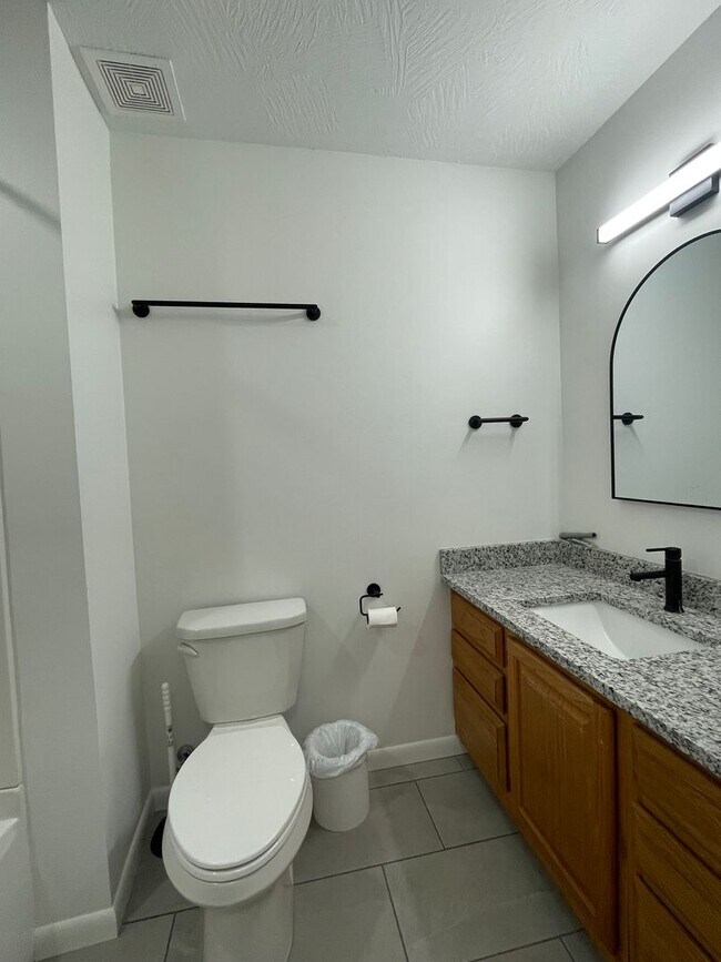 Building Photo - Great Location 3 bedroom 1 bath 1car garage