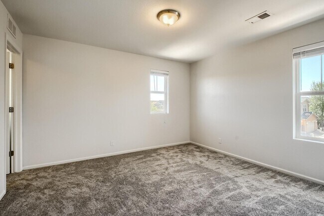 Building Photo - 3 Bed 2.5 Bath End Unit Home with FENCED Y...