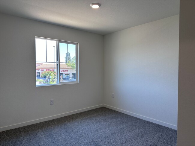 Building Photo - Beautiful 2024 Built 4/3 - New Subdivision!
