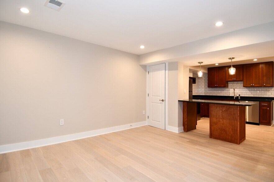 Building Photo - 901 Lawrence St NE