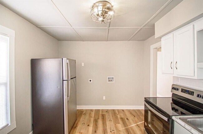 Building Photo - 2 bed 1 bath MOVE-IN READY & SO CUTE