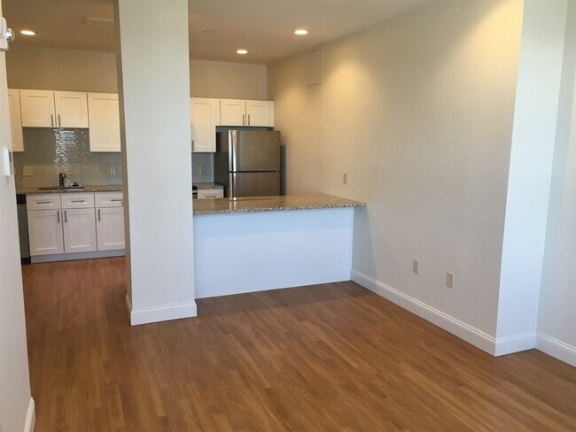 Building Photo - 875 Elm St