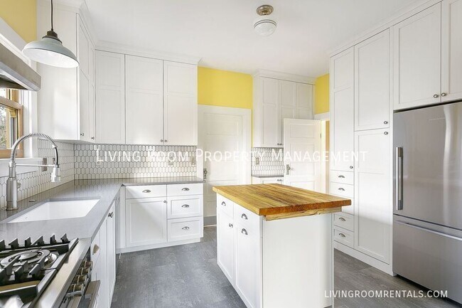 Building Photo - 1927 SE Spokane St