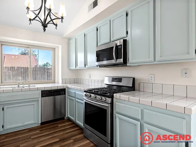Building Photo - Lovely Home In Southwest Bakersfield!