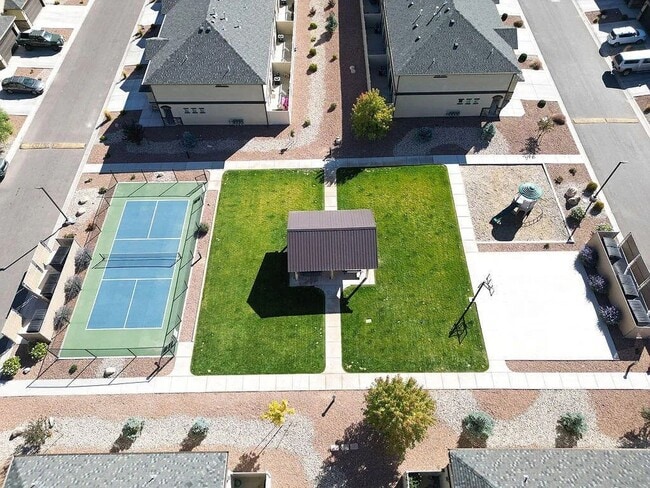 Building Photo - Bright and Spacious 3 Bedroom Townhome.