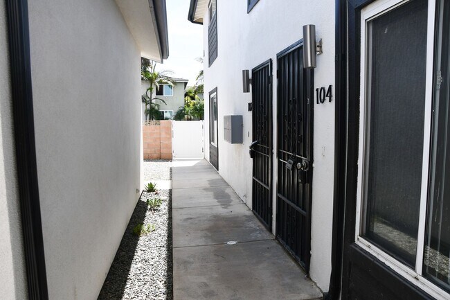 Building Photo - 994 Valencia St