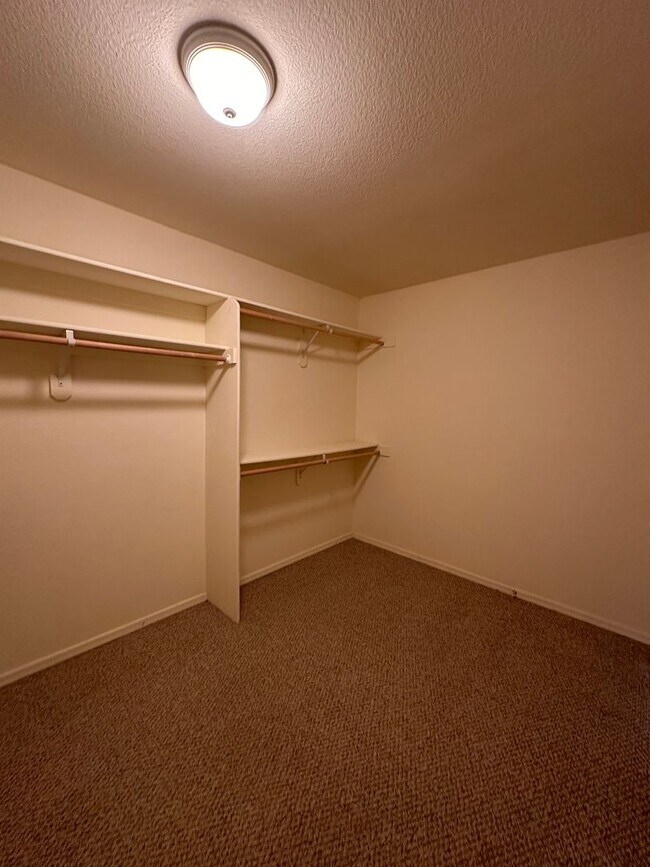 Building Photo - Beautiful 3 Bed / 2 Bath Home Backing to Cerbat Cliffs Golf Course!