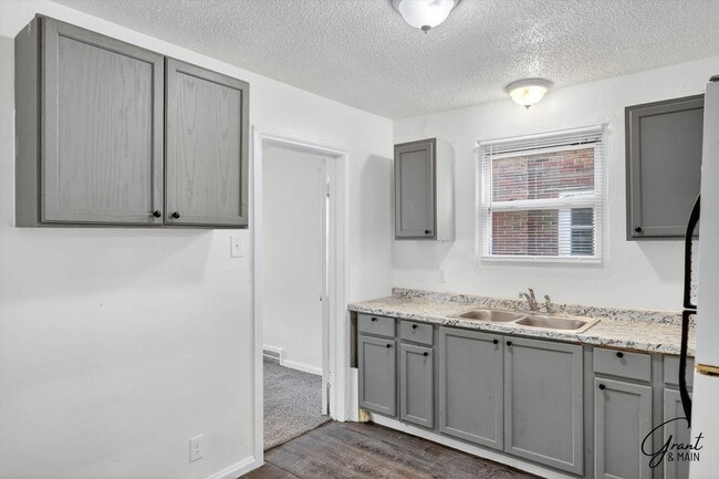 Building Photo - 3 bedroom bungalow - $1200