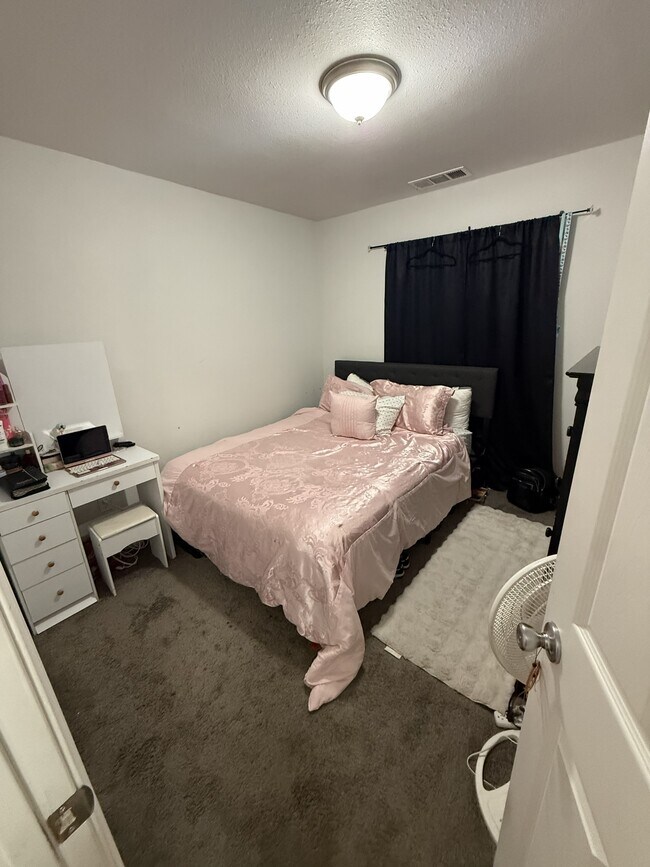 Building Photo - 4610 W Feemster Ave