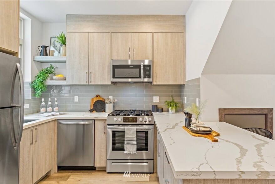 Building Photo - 5618B California Ave SW