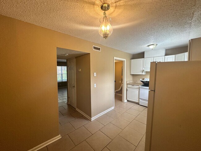 Building Photo - 2BD/1.5B Apartment in Adel