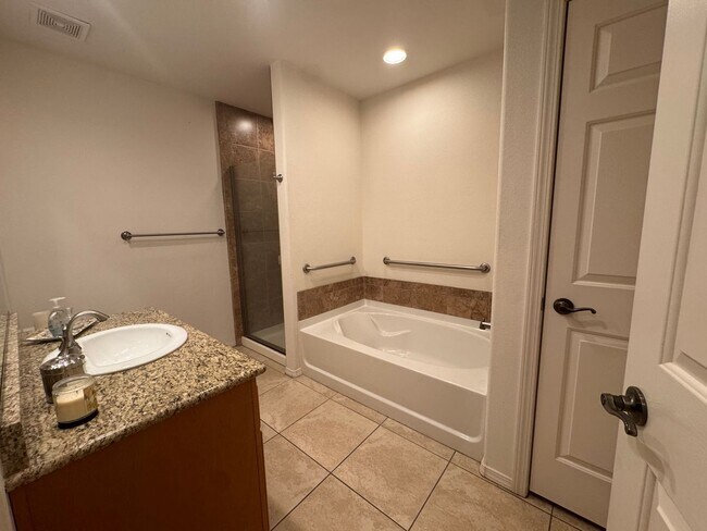 Building Photo - SHORT TERM FULLY FURNISHED 3BD/3BA TOWNHOUSE