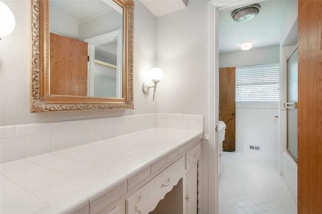 Building Photo - 6105 E University Blvd