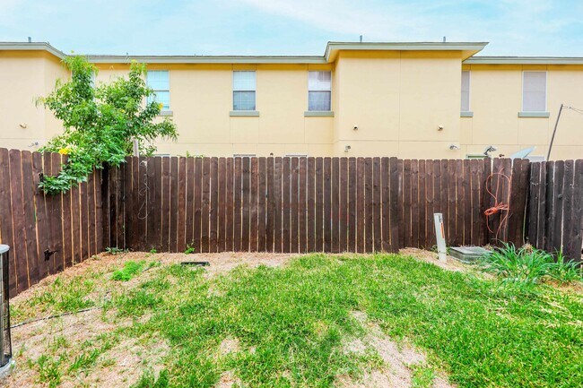 Building Photo - 1000 Ranchway Dr