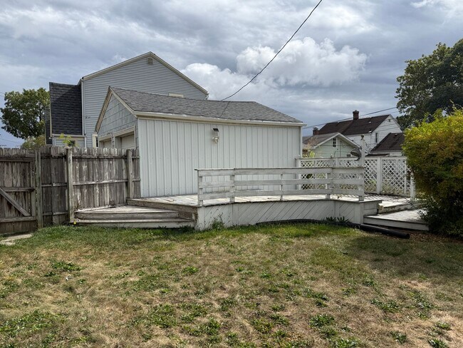 Building Photo - Newly renovated three bedroom available NOW!