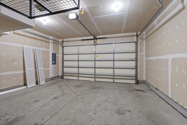 Building Photo - 3 BEDROOM, 4 BATHROOM TOWNHOME AVAILABLE MARCH 1STNOW AT SUMMERFIELD RESIDENCES AT VICTORY PROMEN...