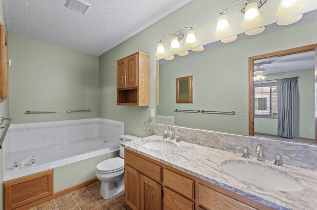 Building Photo - rare woodbury upgraded 3 bedroom end unit townhouse!! One level living!