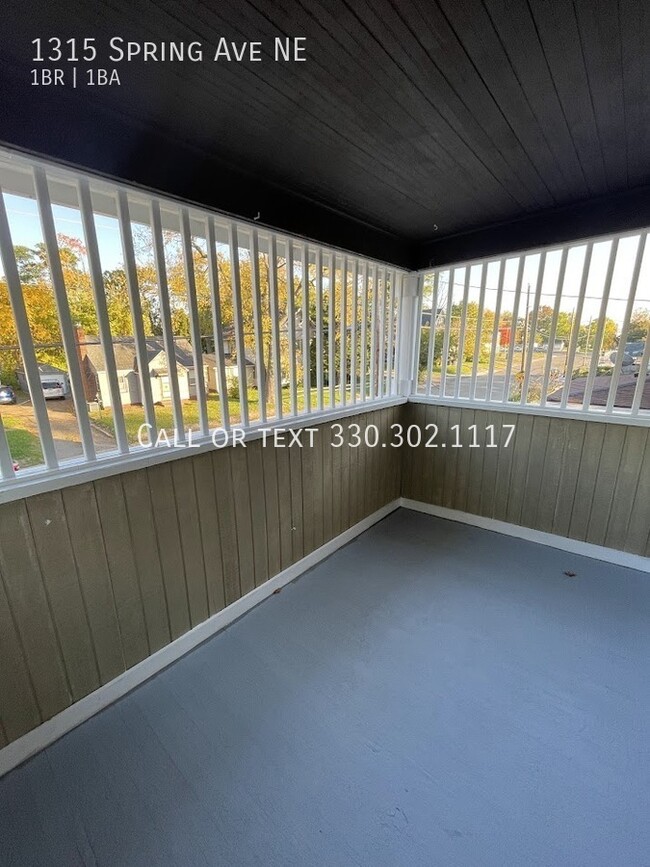 Building Photo - One bedroom one bathroom second level apar...