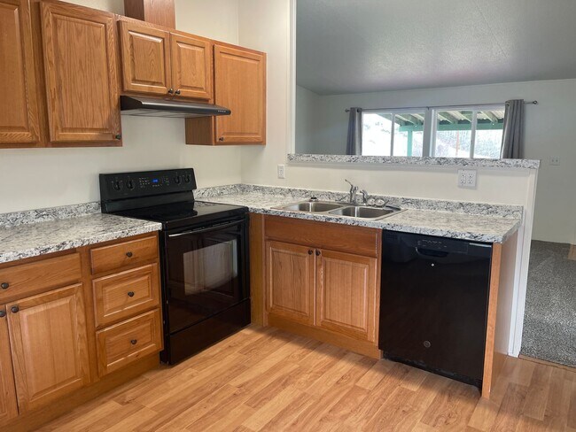 Building Photo - 3 Bed 2 Bath Home on Property Available for Lease