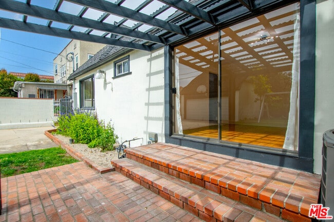 Building Photo - 449 S Citrus Ave