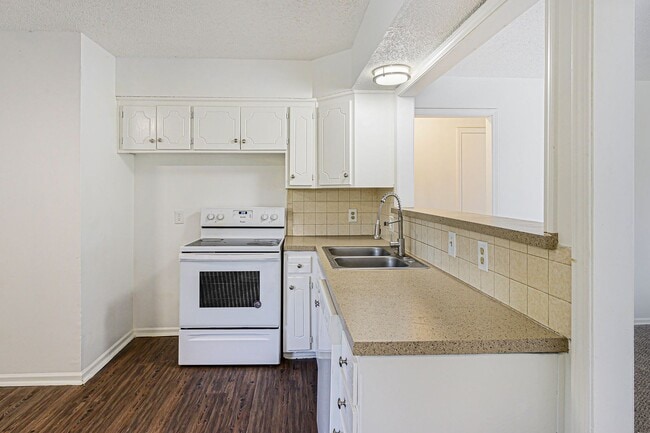 Building Photo - $0 Application Fee In August: Charming 2-B...