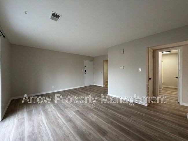 Building Photo - 320 Lincoln St