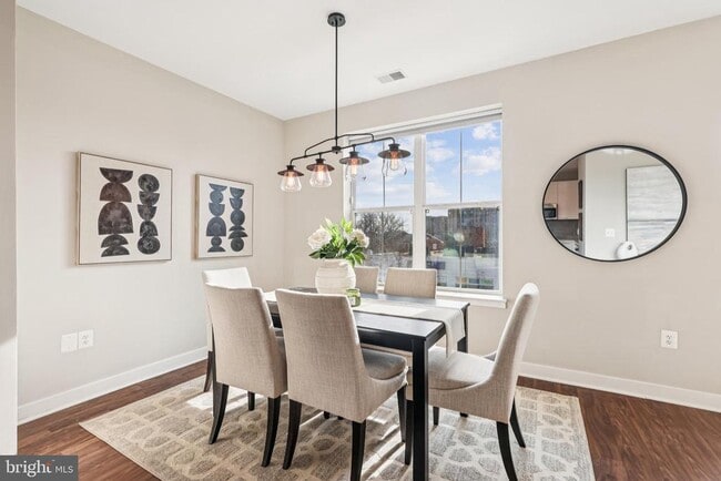 Building Photo - 989 S Buchanan St