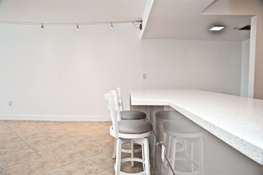 Building Photo - 3675 N Country Club Dr