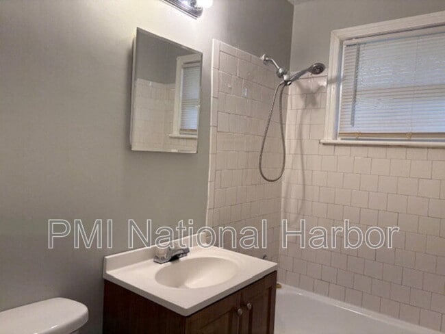 Building Photo - 1235 Chaplin St SE