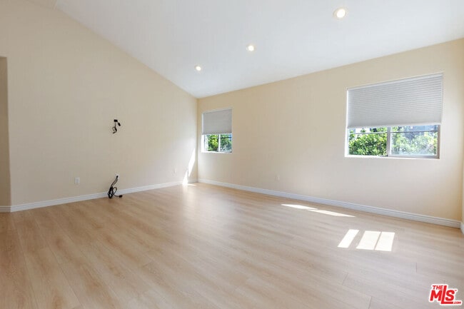 Building Photo - 2020 Penmar Ave