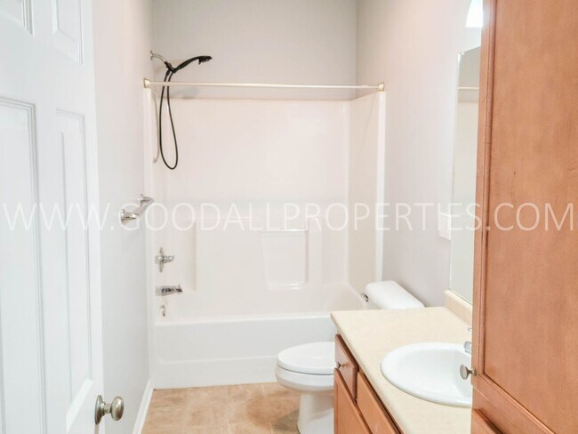 Building Photo - 4 Bedroom 3 Bath in Glynn Village!