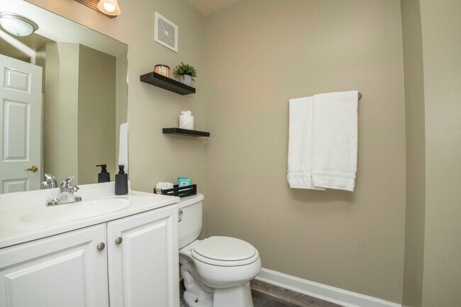 Building Photo - Knoxville 37916 - 3 bedroom, 2 bath condo in UT area, Short term rental considered @ $3400 a mont...