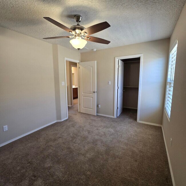 Building Photo - 6912 Vista Del Sol Dr NW
