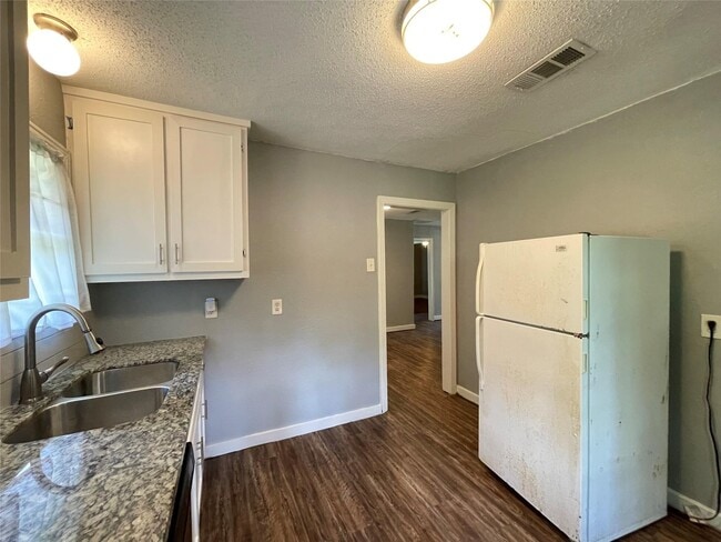 Building Photo - 5213 Anzio Rd