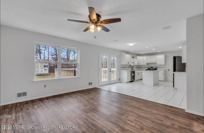 Building Photo - 5 Laketree Ct